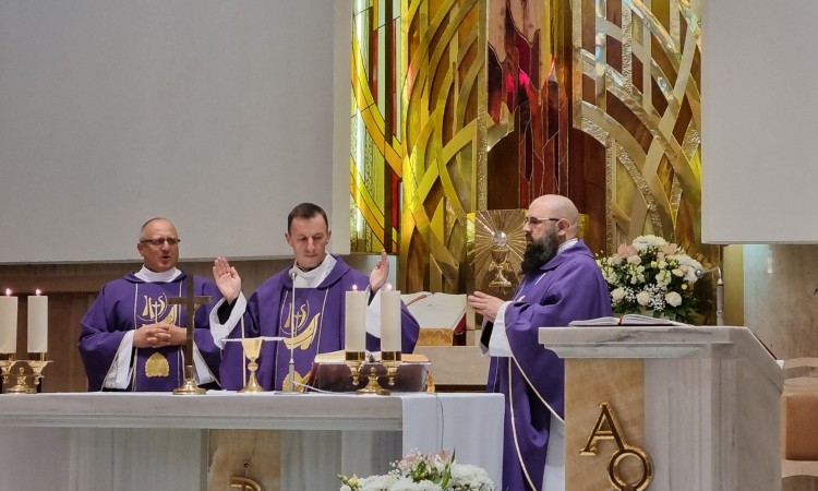 MSZA ŚWIĘTA WSPÓLNOTY SZKOLNEJ ZA ZMARŁYCH NAUCZYCIELI, UCZNIÓW I ABSOLWENTÓW