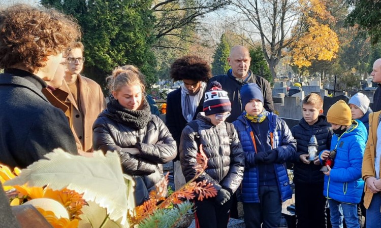 Śpieszmy się kochać ludzi, tak szybko odchodzą.