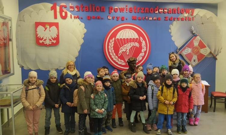 Zwiedzanie Jednostki Wojskowej przez klasę 1b