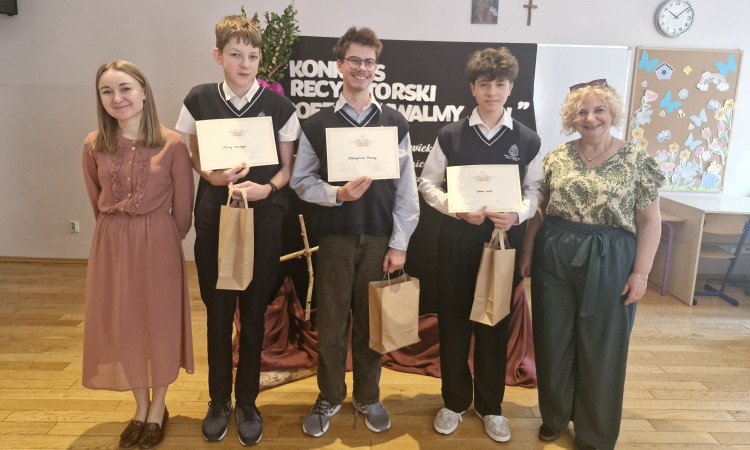 Pierwsza edycja szkolnego konkursu recytatorskiego „Poezją chwalmy Go!”