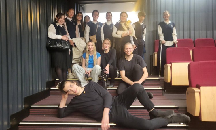 Szóstoklasiści na spektaklu „Teatr vs film- pojedynek sztuk” 